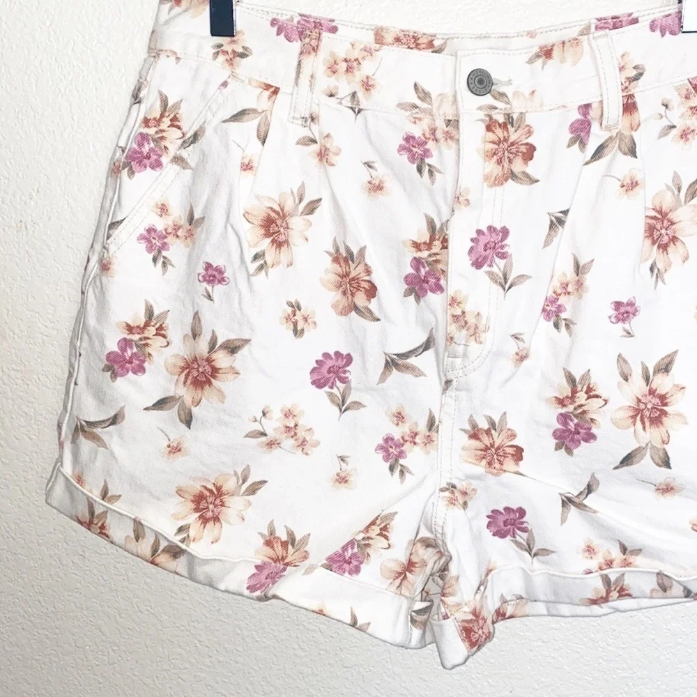 American Eagle White Floral 100% Cotton Cuffed Hem Summer Shorts - Picture 2 of 12